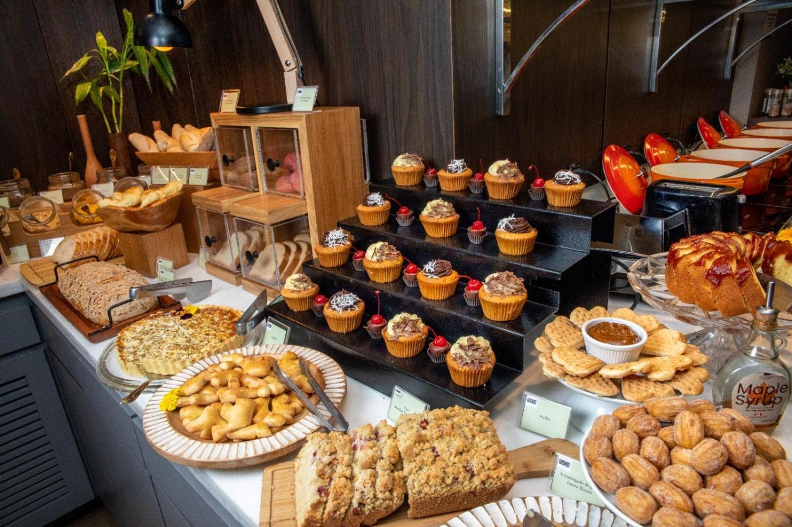 Art Hotel Transamerica Collection Porto Alegre Eksteriør billede A selection of baked goods