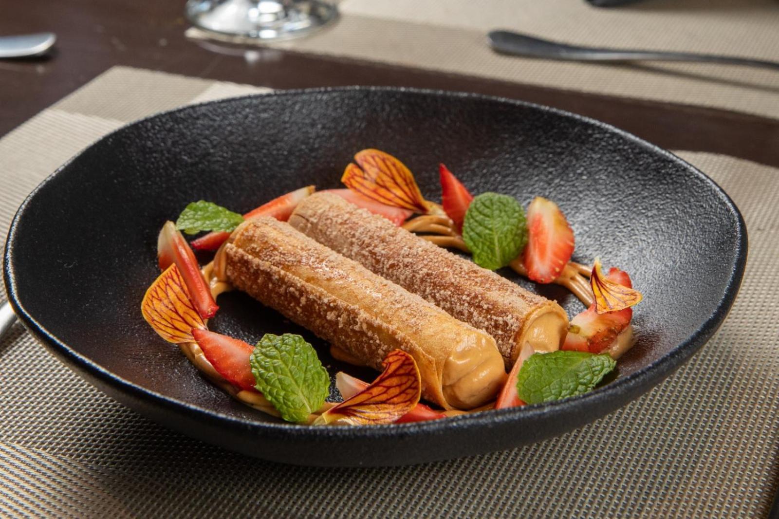 Art Hotel Transamerica Collection Porto Alegre Eksteriør billede A plate of spring rolls