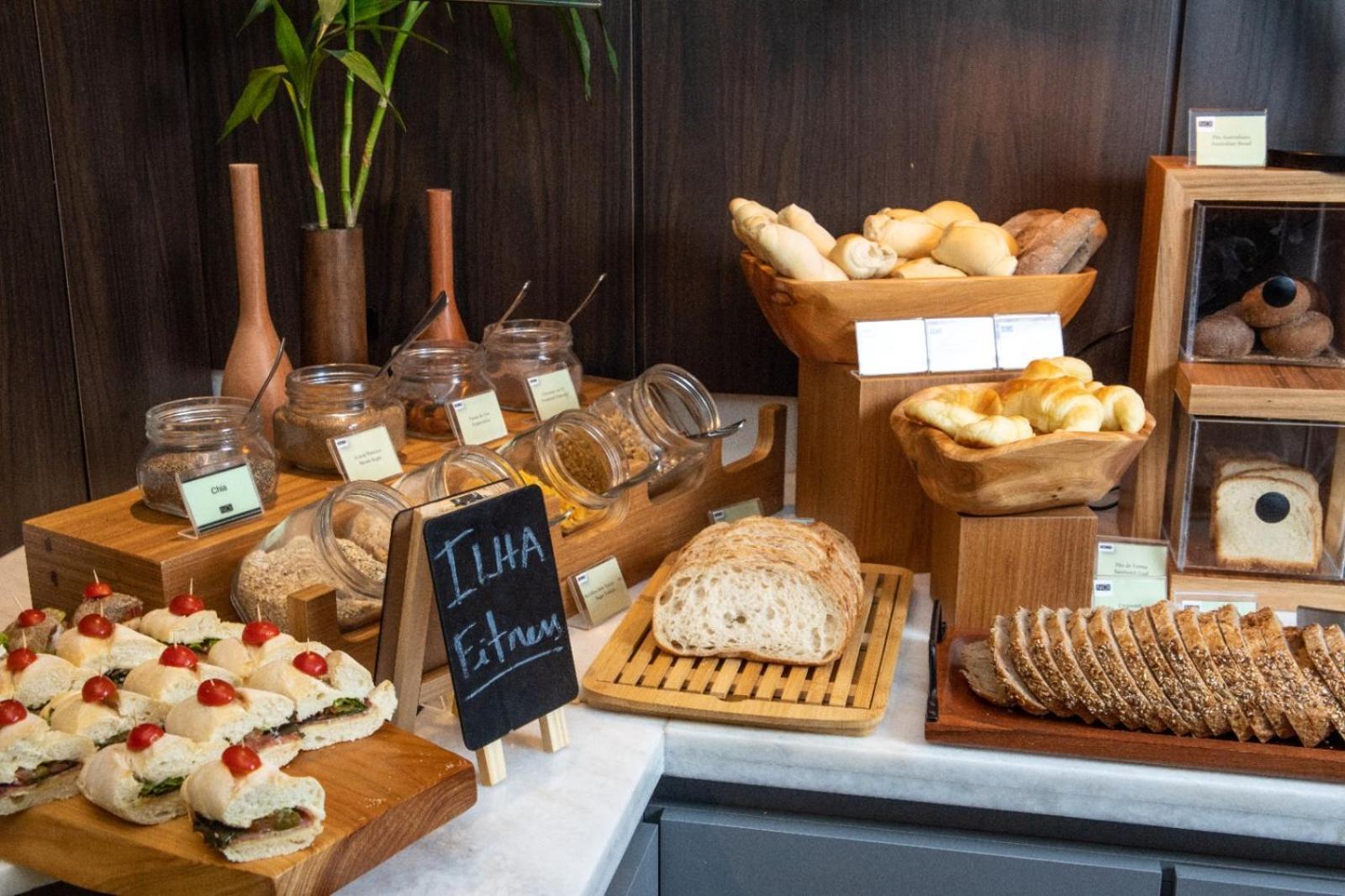 Art Hotel Transamerica Collection Porto Alegre Eksteriør billede A selection of breads and pastries at a buffet